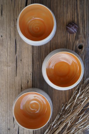 handgetöpferter Keramik Mocca Kaffee Becher orange weiß